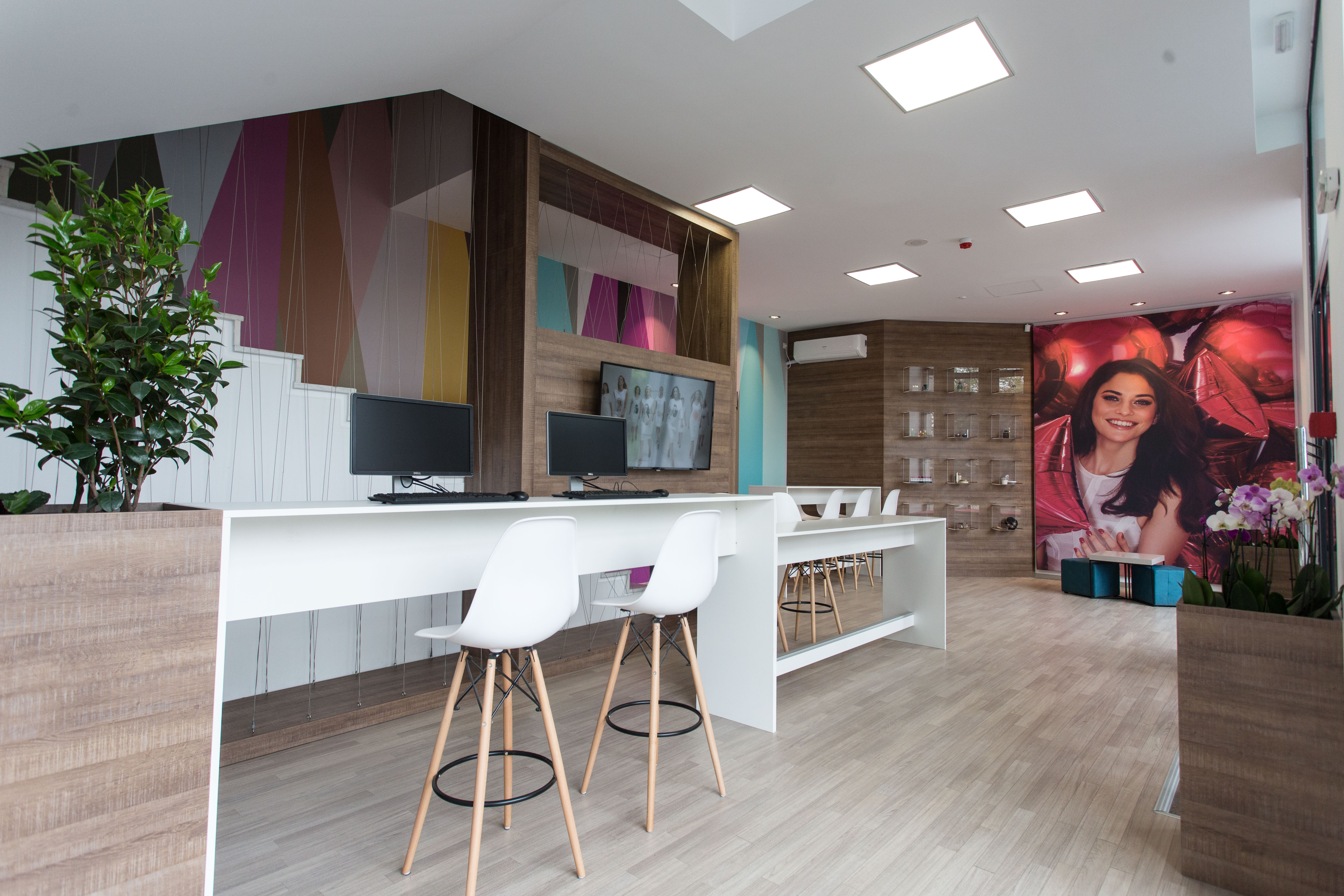 Avon, Bucuresti